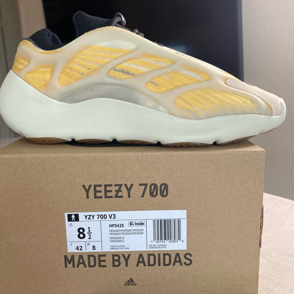 Yeezy 700 - Picture 4 of 6